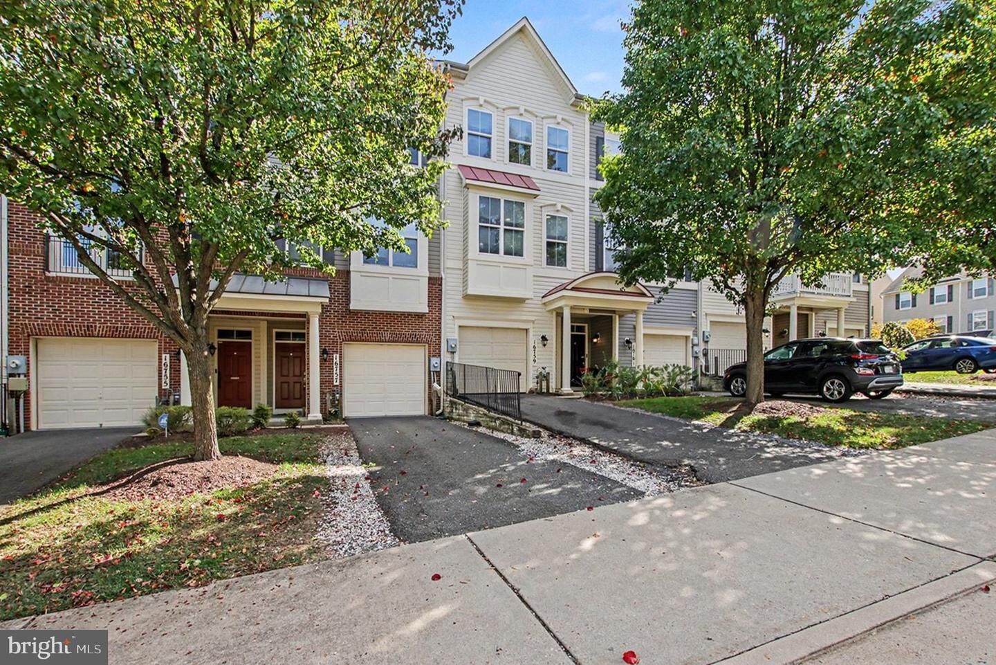 Property Photo:  16759 Shingle Oak Drive  VA 22191 