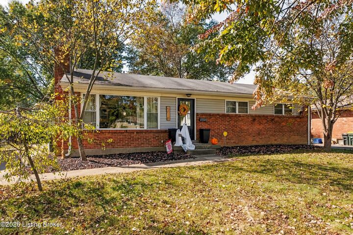 Property Photo:  6818 Green Meadow Cir  KY 40207 
