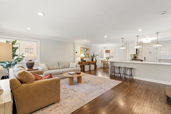 Property Photo: 428 W Wellington Avenue B IL 60657