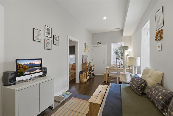 Property Photo:  1854 W 18th Street 1R  IL 60608 