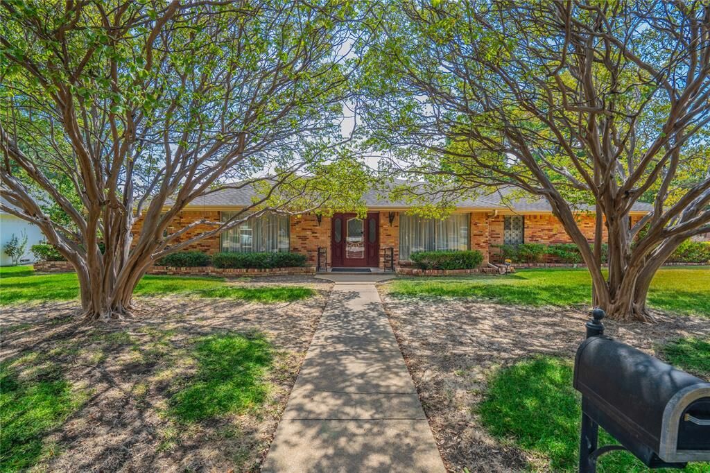 Property Photo:  7008 Leameadow Drive  TX 75248 