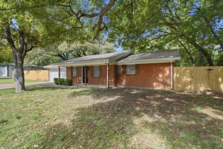 Property Photo:  208 Live Oak Lane  TX 76086 