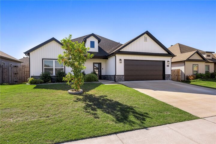 Property Photo:  1041 Sunshine Court  AR 72719 