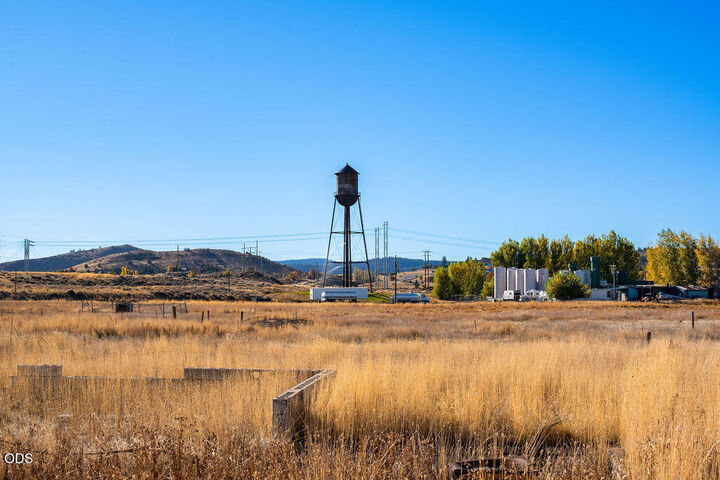 Property Photo: 1441 Laverne Avenue OR 97603