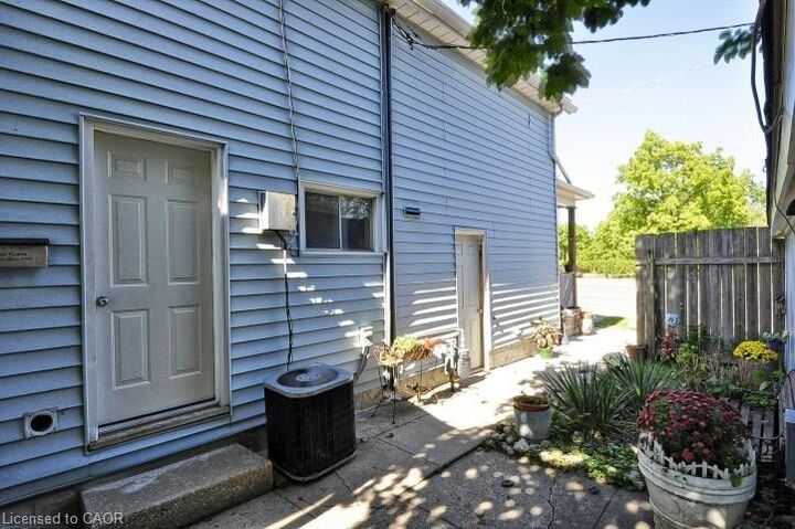 Property Photo: 352 Dundas Street 4 ON N1R 5R2