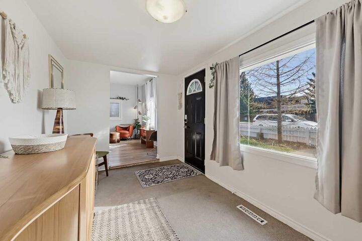 Photo de la propriété:  436 Macleod Trail SW  AB T1V 1B5 