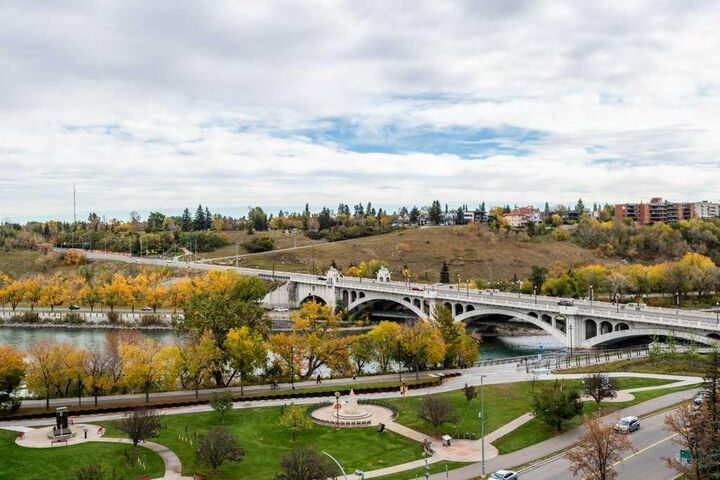 Property Photo:  205 Riverfront Avenue SW 906  AB T2P 5K4 