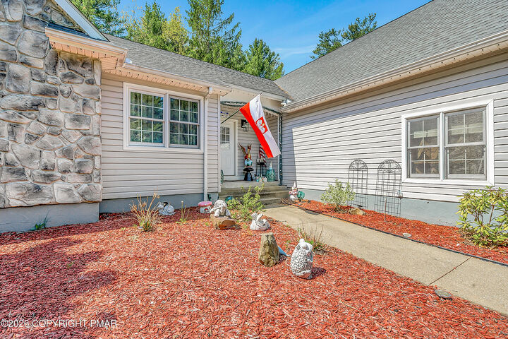 Property Photo: 4 Jonathans Way PA 18332