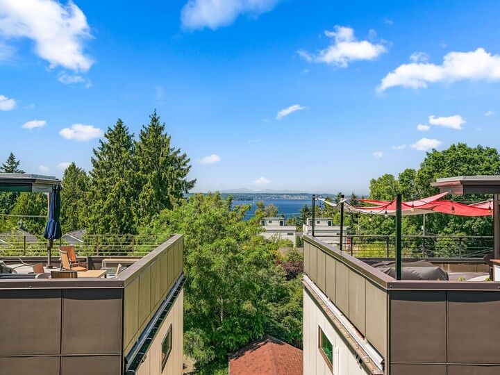Property Photo: 6911 California Avenue SW C WA 98136
