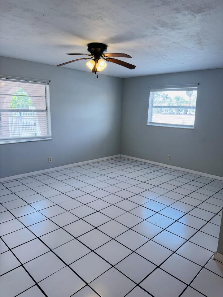 Property Photo:  1100 SE 4th Avenue 1  FL 33441 