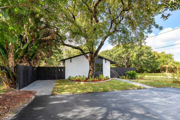 Property Photo: 1211 NE 2nd Avenue FL 33304