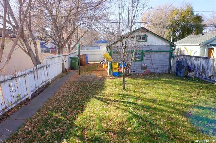 Property Photo:  1912 Wallace Street  SK S4N 4A2 