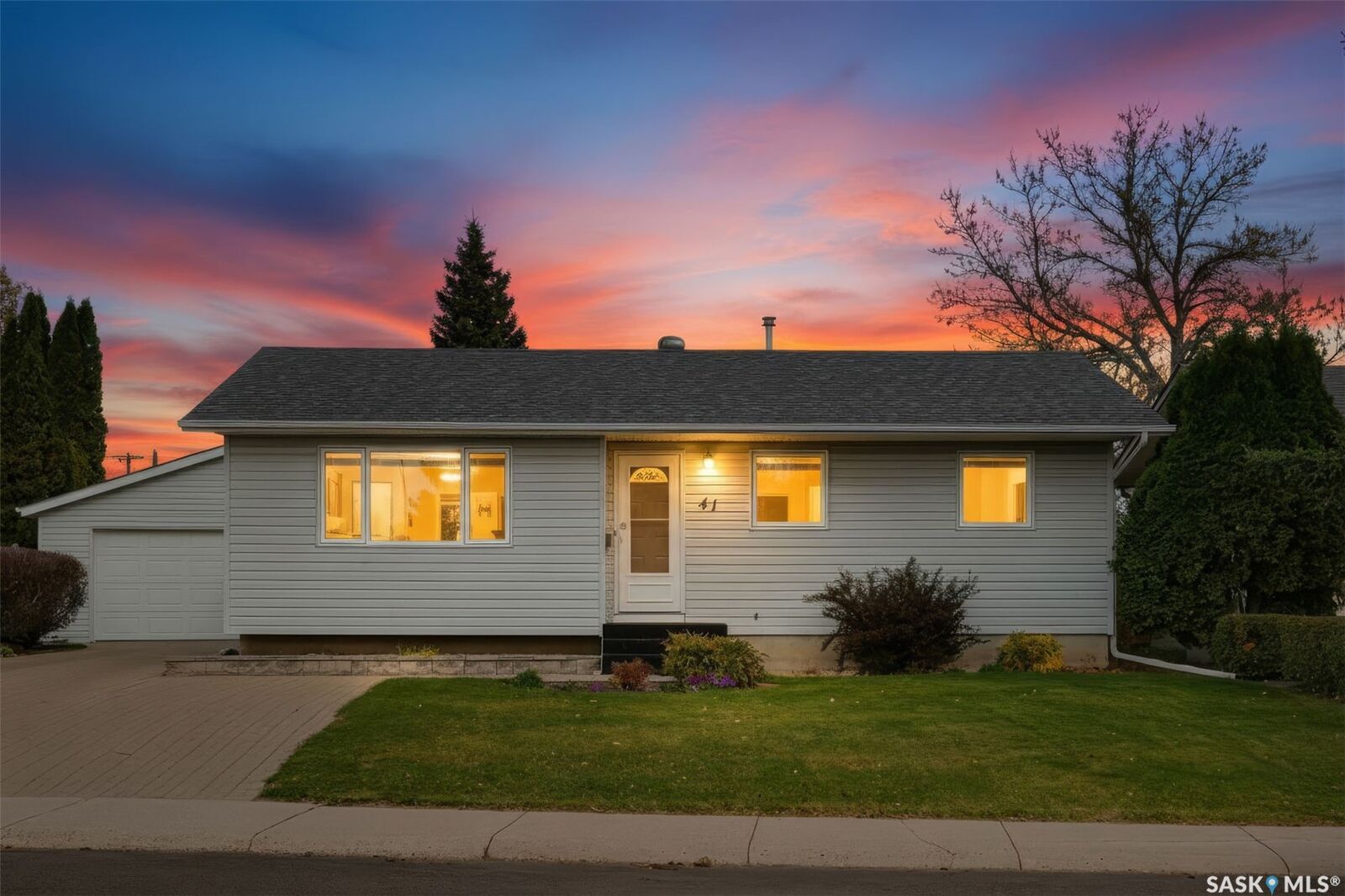Property Photo: 41 Arnason Crescent SK S7H 4M7
