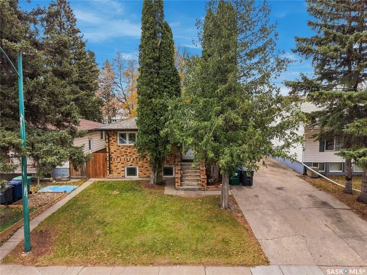 Property Photo:  512 Q Avenue N  SK S7L 2Y3 