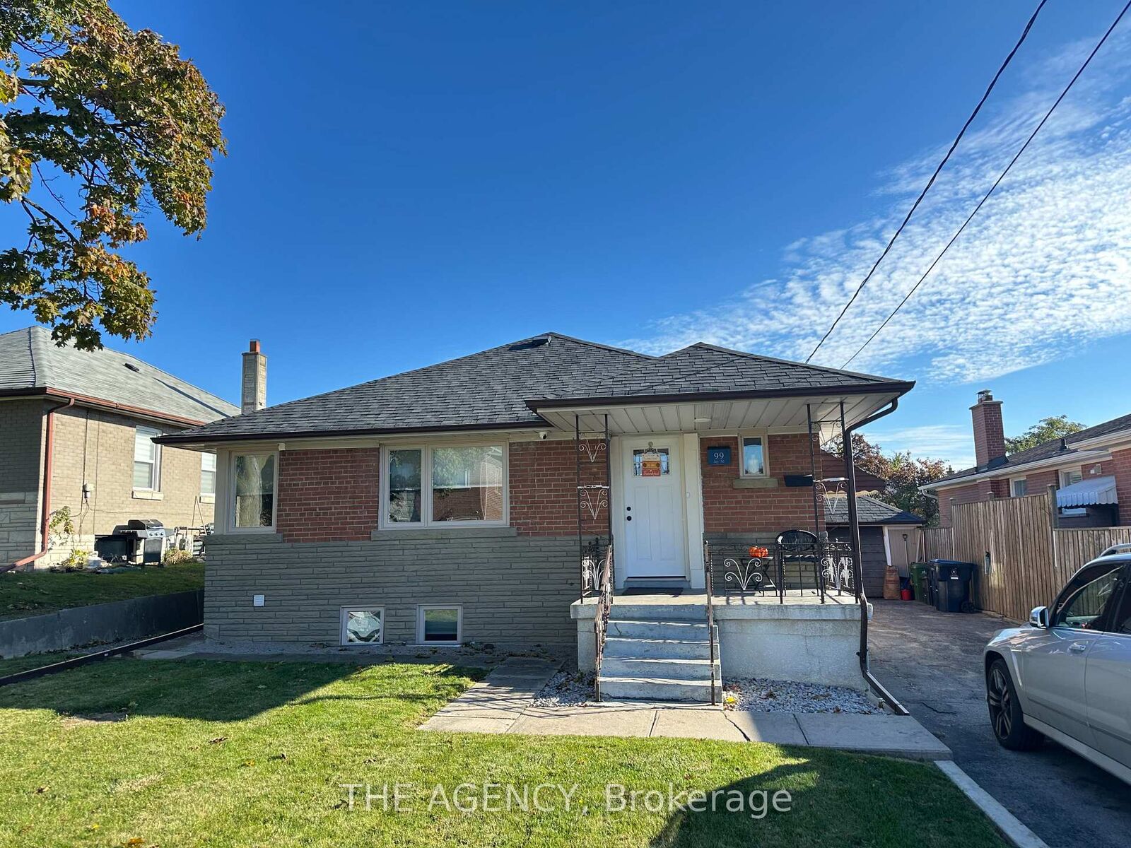 Property Photo:  99 Jay Street Main  ON M6L 2M3 