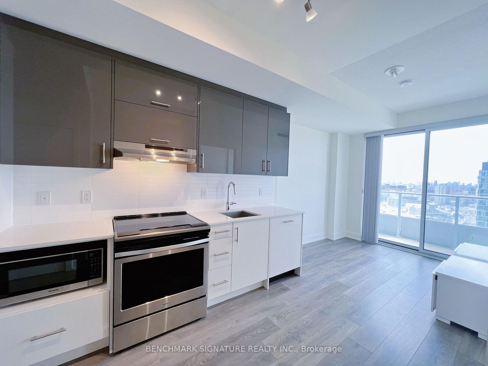 Property Photo:  180 Fairview Mall Drive 1805  ON M2J 0G4 