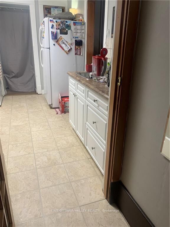 Property Photo:  376 Pembroke Street  ON K8A 5N6 