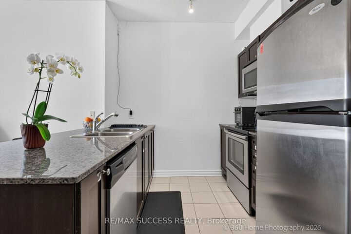 Property Photo:  3525 Kariya Drive 812  ON L5B 0C2 