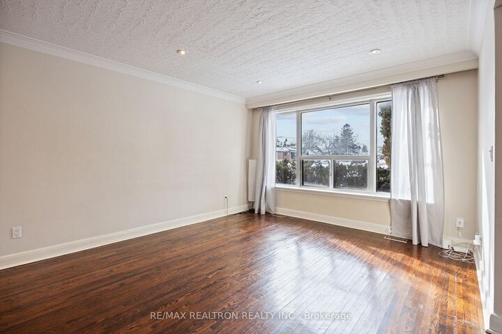 Property Photo:  200 Acton Avenue Main  ON M3H 4H5 