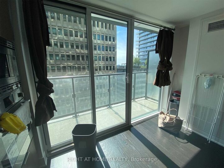 Property Photo:  955 Bay Street 1612  ON M5S 2A2 