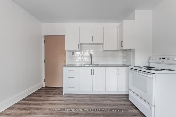 Property Photo:  388 Palmerston Boulevard 2A  ON M6G 2N6 