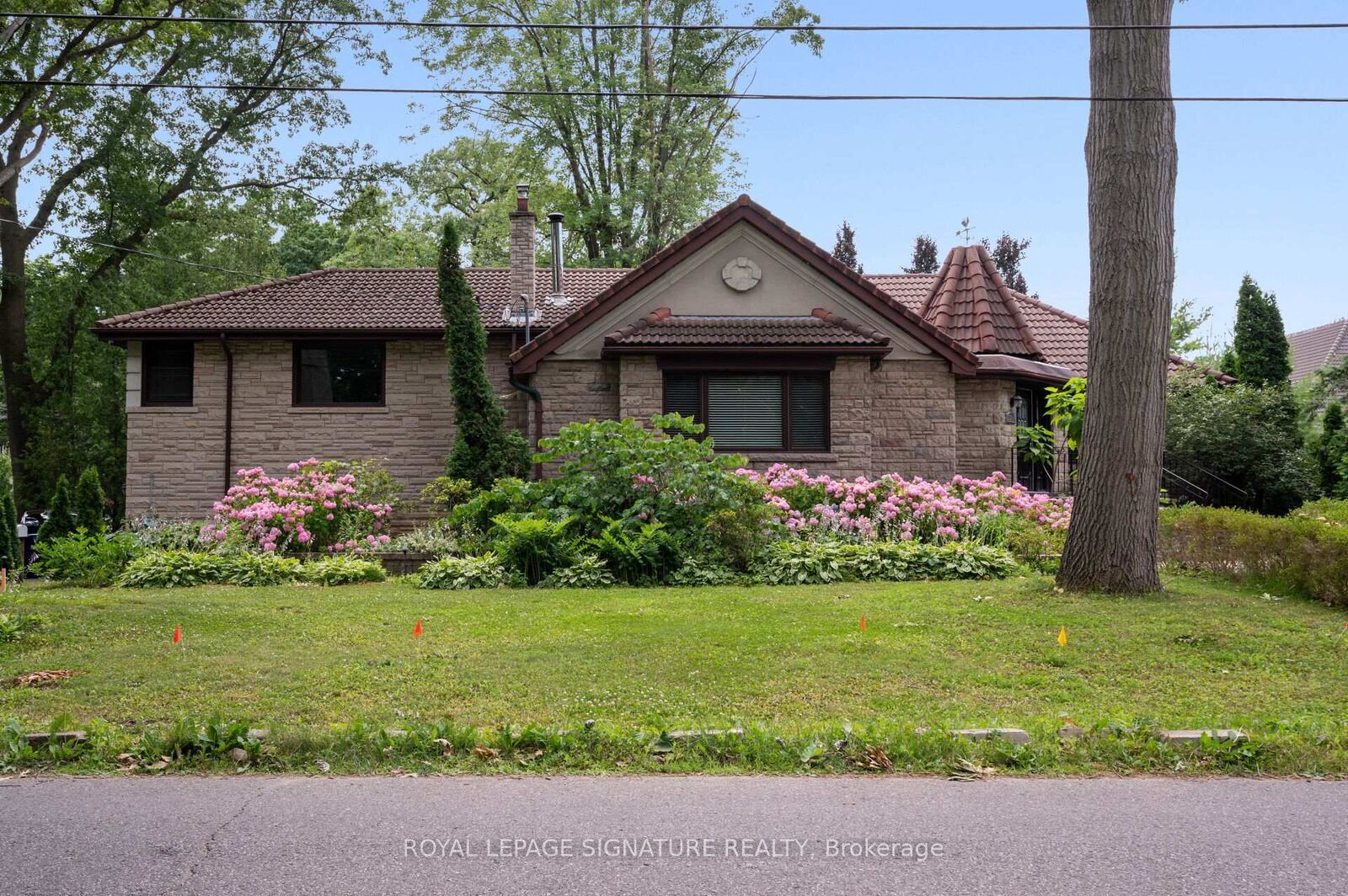 Property Photo:  2234 Gordon Drive  ON L5B 1S9 
