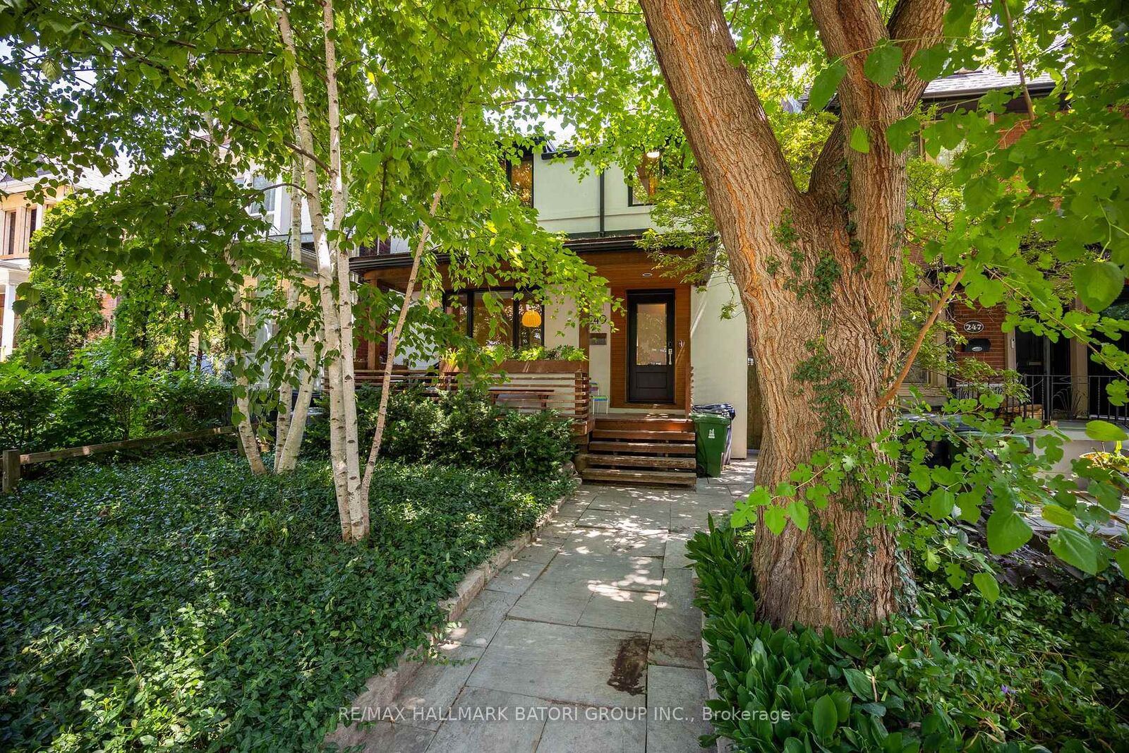 Property Photo:  249 Albany Avenue Lower  ON M5R 3C7 