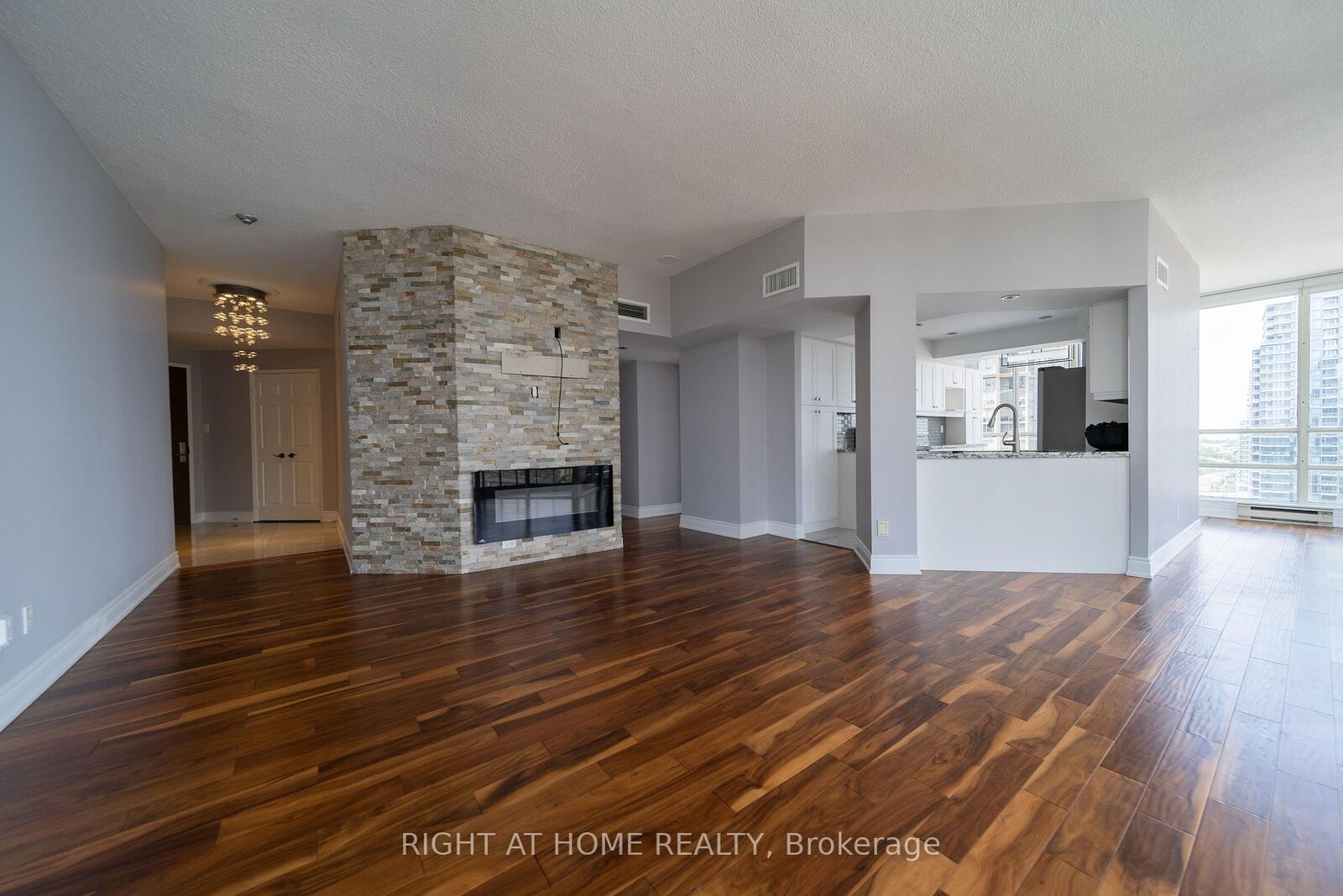 Property Photo:  45 Kingsbridge Garden Circle 1910  ON L5R 3K4 