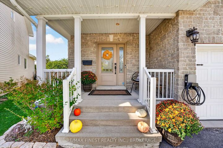 Property Photo:  726 Margaret Way  ON K7K 0B9 