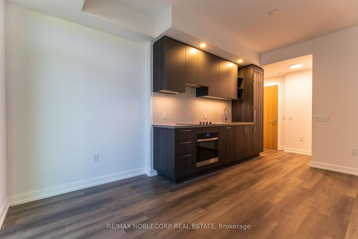Property Photo:  5 Meadowdale Road 1707A  ON L4K 0C7 