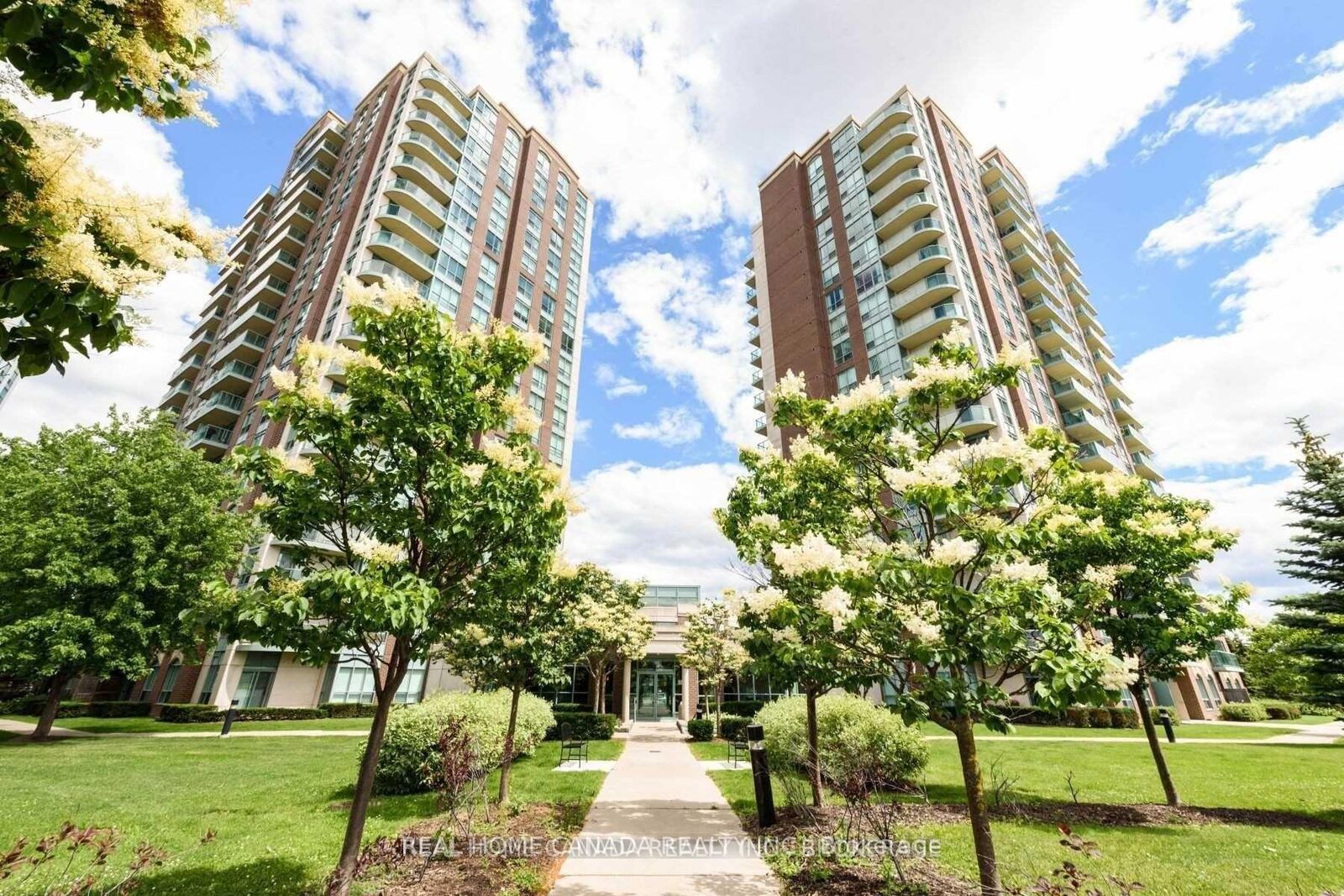 Property Photo: 4879 Kimbermount Avenue 1406 ON L5M 7R8
