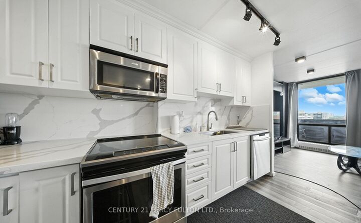 Property Photo:  2 Glamorgan Avenue 1212  ON M1P 2M8 