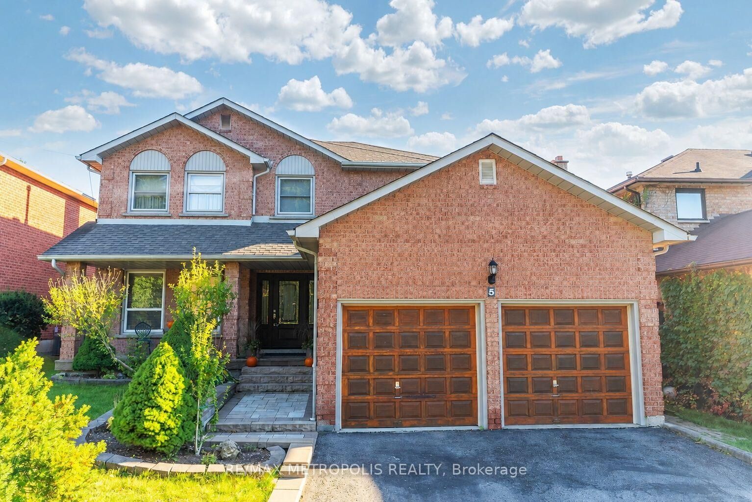 Property Photo: 5 Glenayr Gate Bsmt ON L1N 8J4