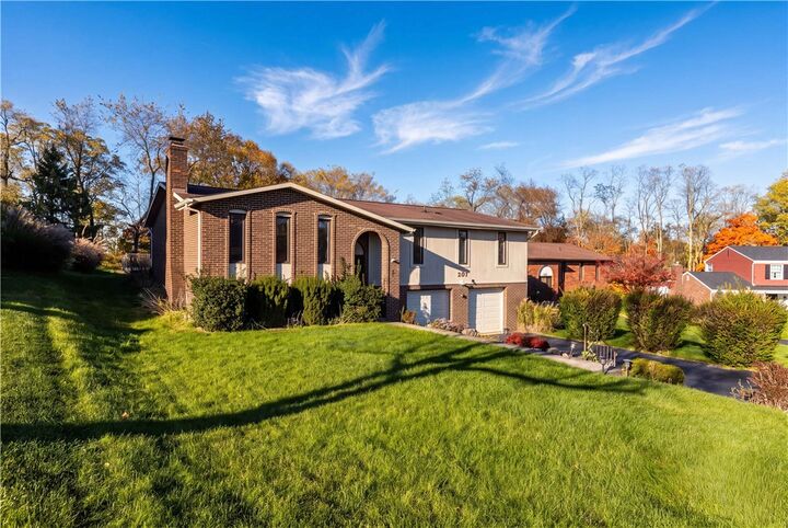 Property Photo:  207 Manor Court  PA 15241 