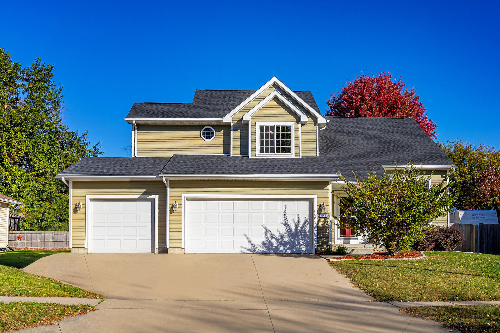Property Photo: 806 Edgewater Drive IA 50226