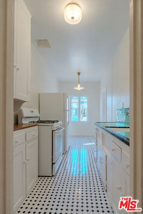 Property Photo:  1133 S Wooster St, Unit 102  CA 90035 