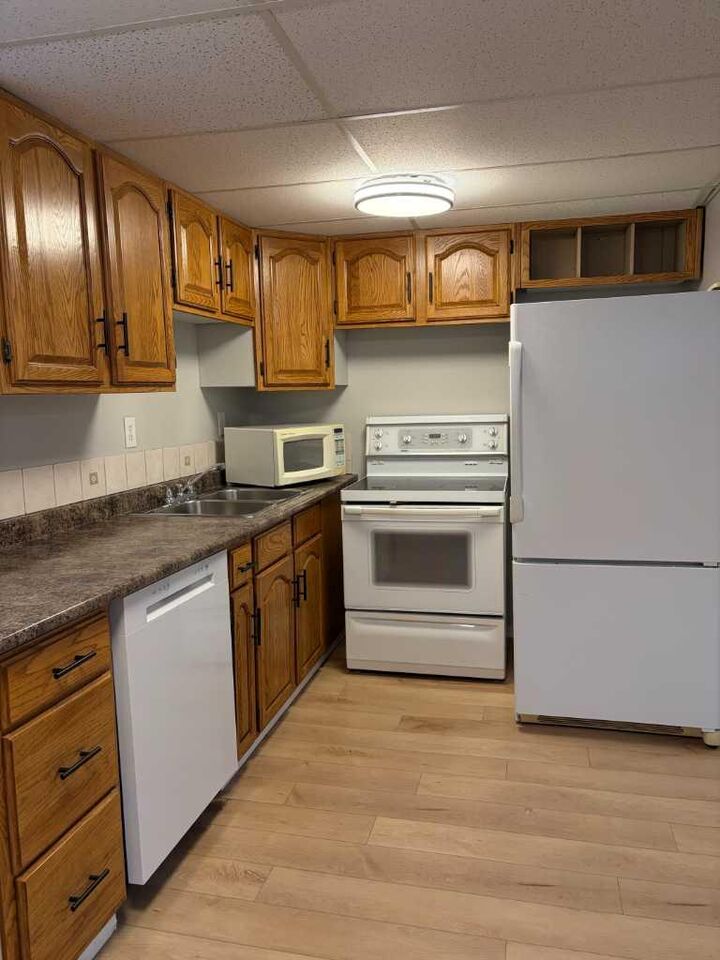 Property Photo:  1301 17 Street S 2  AB T1K 1A3 