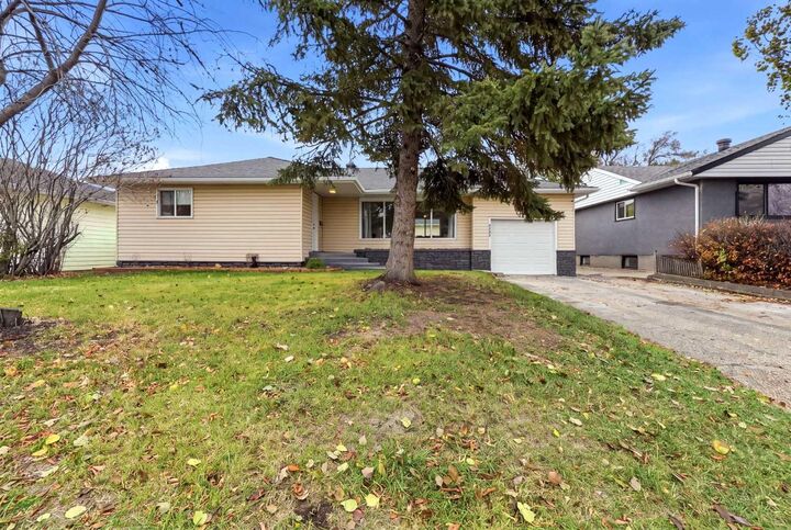 Property Photo:  5223 50 Street  AB T4L 1J1 