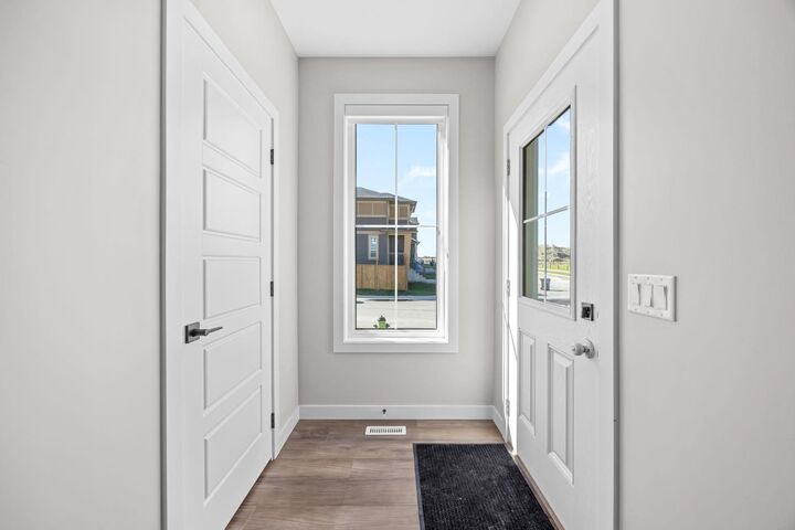 Property Photo:  581 Hotchkiss Drive SE  AB T3P 1W9 