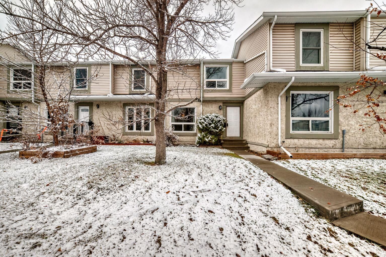 Property Photo:  111 Deer Ridge Lane SE  AB T2J 6N3 