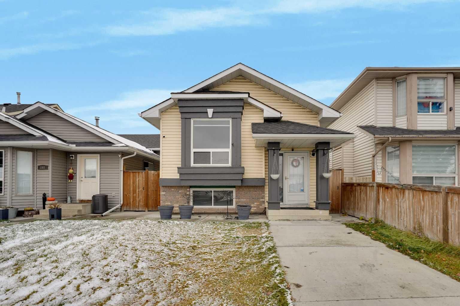 Property Photo:  172 Martinwood Way NE  AB T3J 3H8 