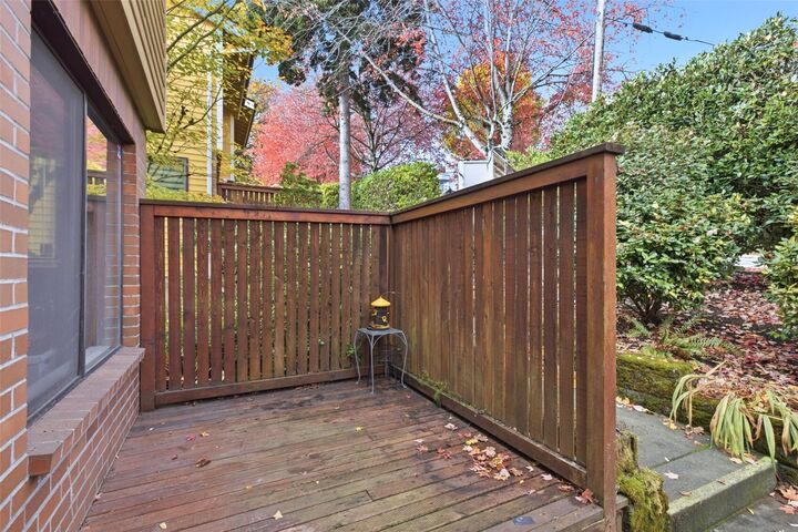 Property Photo:  2585 E Madison Street 2585  WA 98112 