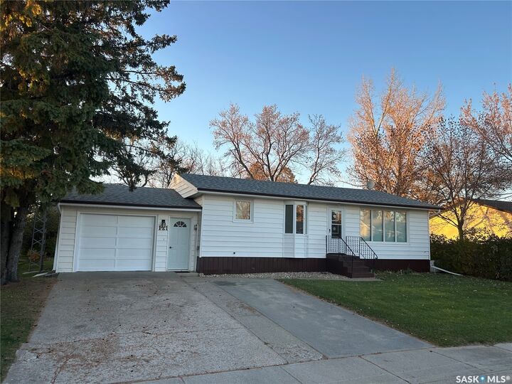 Property Photo:  121 Moir Drive  SK S0C 2B0 