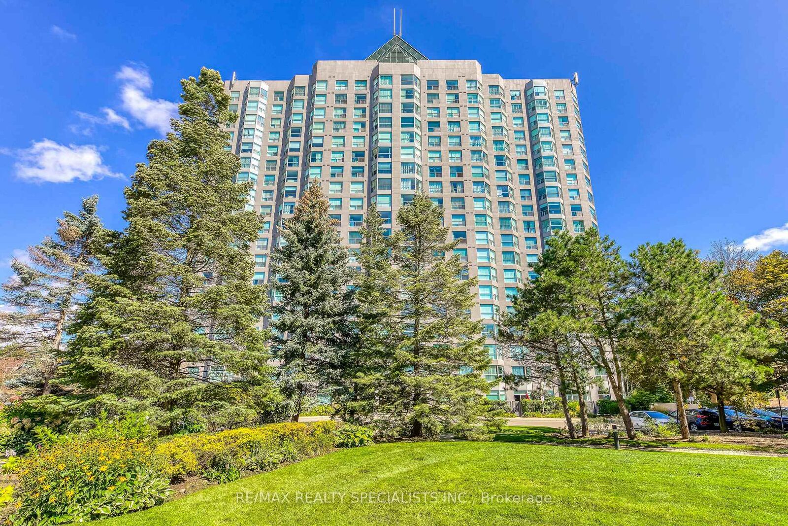 Property Photo: 2155 Burnhamthorpe Road W 212 ON L5L 5P4