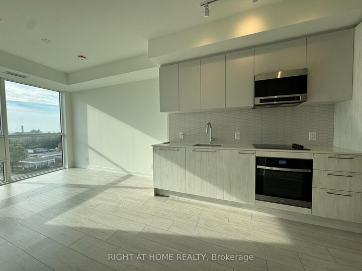 Property Photo: 1381 Lakeshore Road E 718 ON L5E 1G6