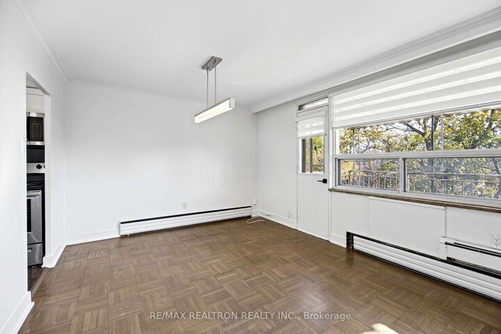 Property Photo: 4 Meadowbrook Road 5 ON M6B 2S4