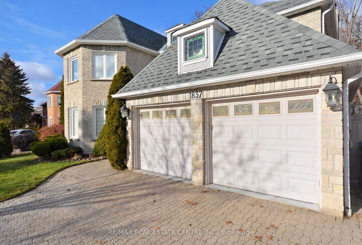 Property Photo:  1837 Sevenoaks Drive  ON L5K 2N5 