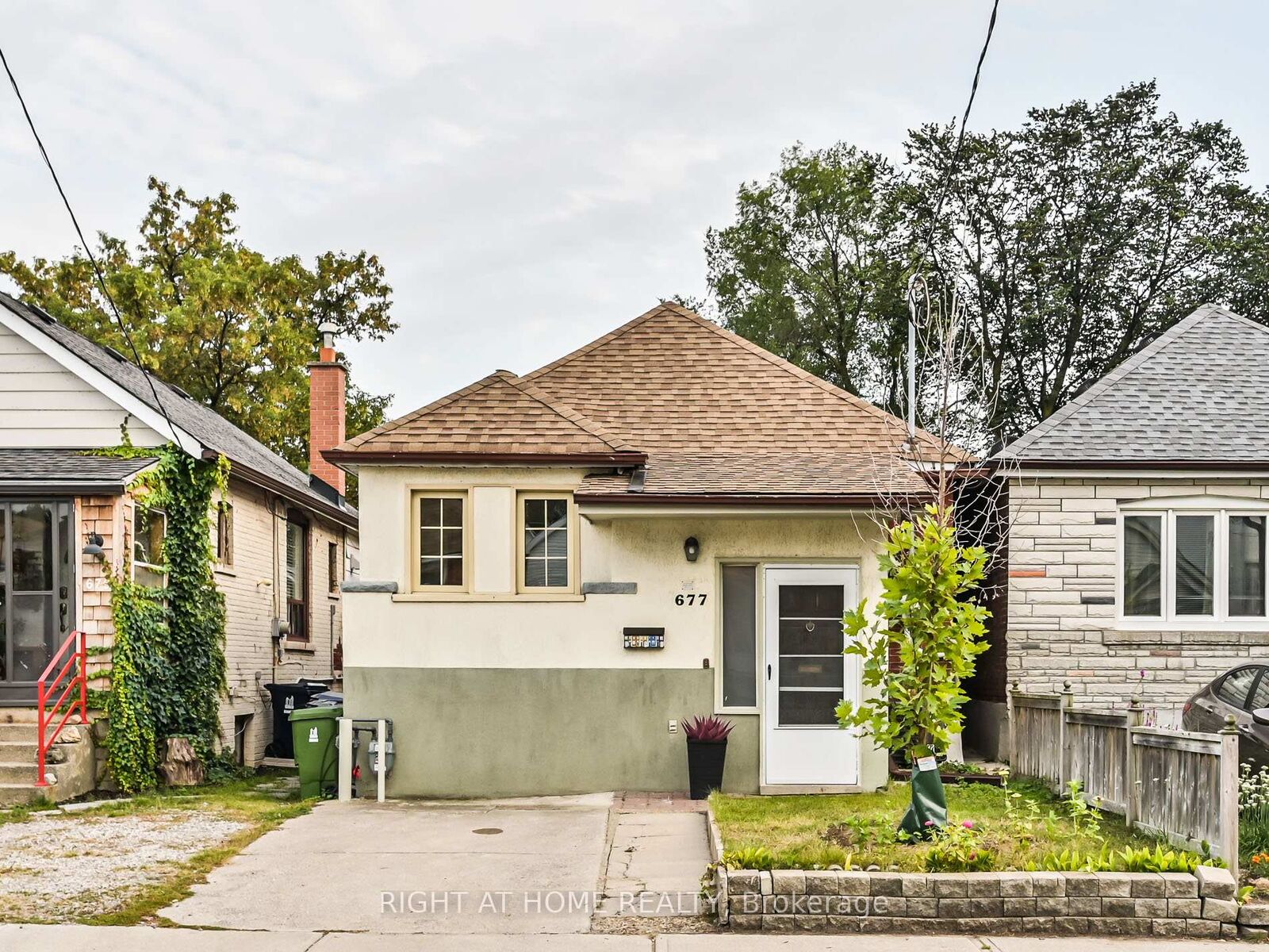 Property Photo:  677 Mortimer Avenue Upper  ON M4C 2K1 