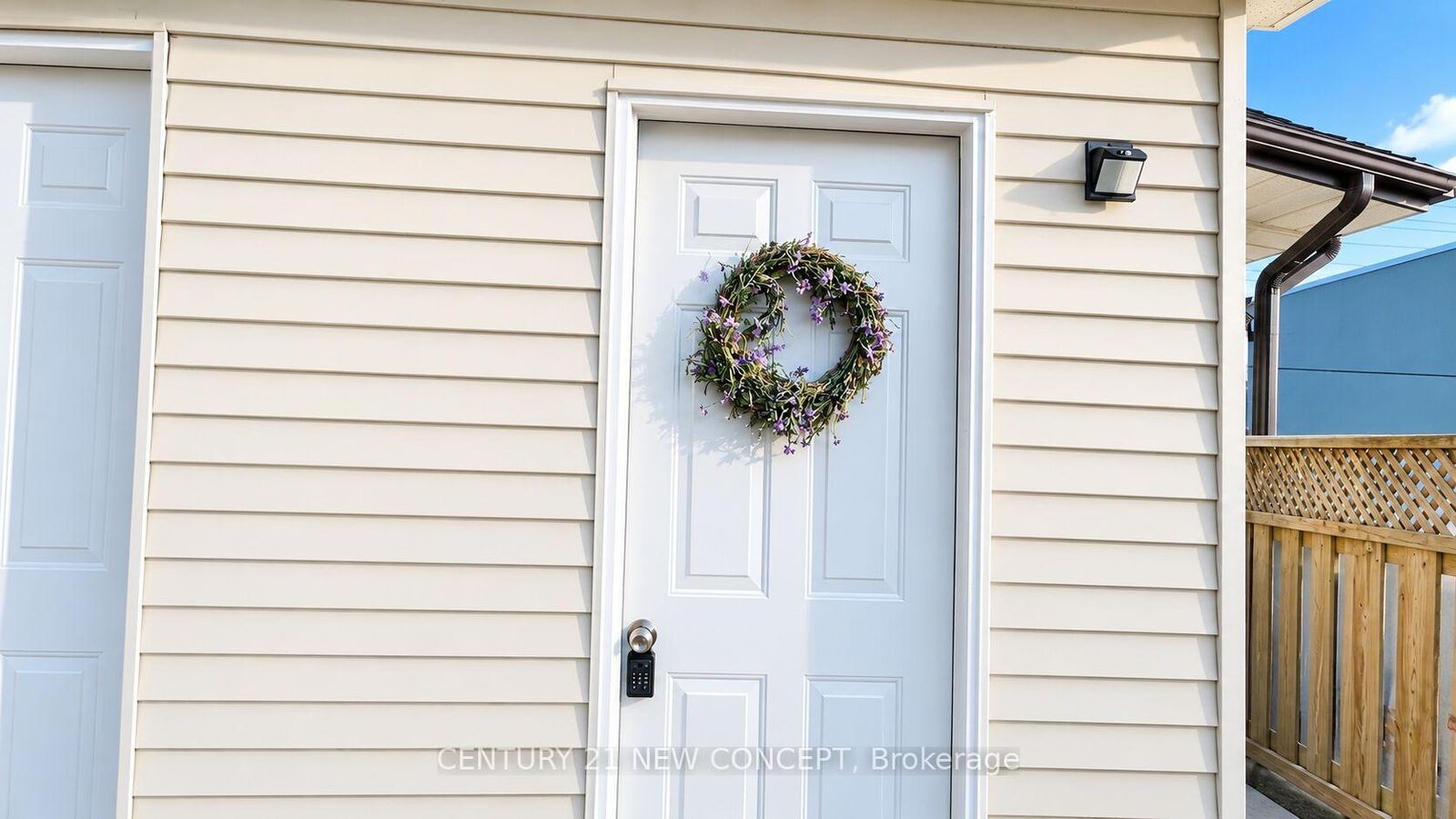 Property Photo:  1725 Lakeshore Road W 3  ON L5J 1J4 