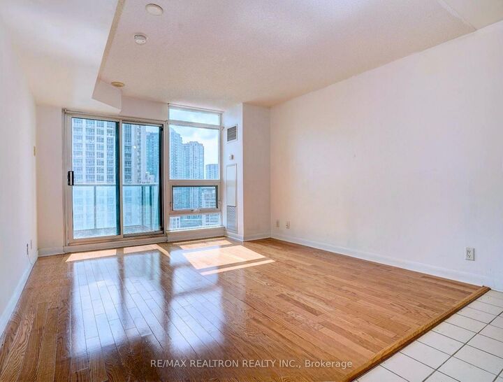 Property Photo:  600 Fleet Street 1909  ON M5V 1B7 